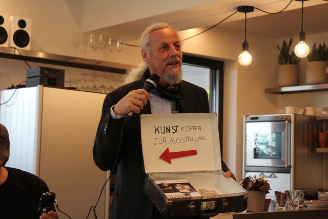 Walter Edtbauer, Lebenshilfe Grein, stellt das Projekt "Ich bin ein Reisender – Kunstkoffer" vor | Foto: Ulrike Plank