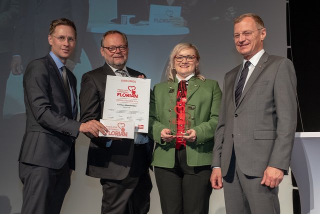 Die Obfrau des Musikvereins Jung St. Marien wurde vergangenen Montag bei der Florian-Gala in Linz für ausgezeichnet. Im Bild: Landeshauptmann Thomas Stelzer, Preisträgerin Carmen Hinterhölzl, Josef Stockinger, Generaldirektor der OÖ Versicherung und BRS-Chefredakteur Thomas Winkler. (v. r. n. l.).