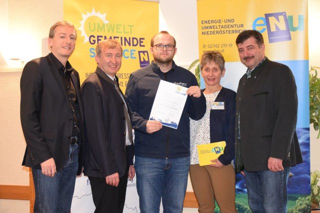 Stadtamtsdirektor Jürgen Uitz nahm stellvertretend für Heribert Kössner die Auszeichnung als TOP-Umweltgemeinderat entgegen. Die Landtagsabgeordneten Josef Edlinger und Jürgen Maier sowie Herbert Greisberger und Elisabeth Wagner von der Energie- und Umweltagentur NÖ gratulieren herzlich!