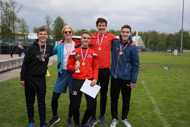 Das Pensi-Team bei der Schulteam-Landesmeisterschaft im Geländelauf in Schwanenstadt.