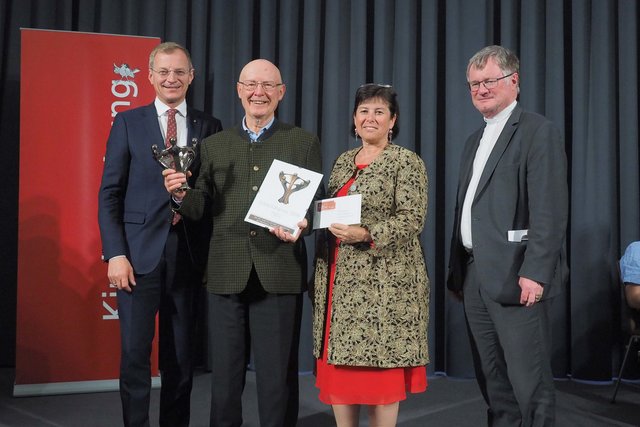 Ewald Fink mit Landeshauptmann Thomas Stelzer (links), Sozial-Landesrätin Birgit Gerstorfer und Bischof Manfred Scheuer (rechts).