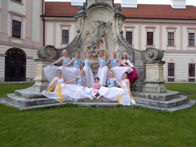 Front row sitting from left to right: Ajda Antolic, Sophie Seitner, Jana Vidovic, Laura Etz, Magdalena Kumpitsch
Back row standing from left to right: Chantal Hackl,
Valentina Bäk, Laura Auferbauer, Janina Maresch, Marion Bleckenweger and Ballet director and choreographer Dr DianaMillonig.