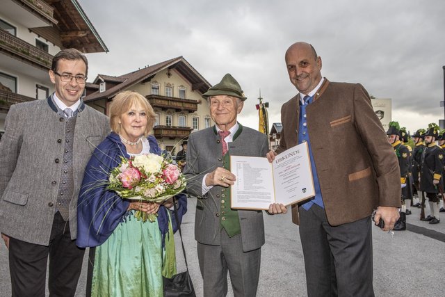 Vizebürgermeister Andreas Hasenöhrl, Gattin Waltraud Müller, Ernst Müller und Bürgermeiser Joachim Maislinger. | Foto: Gemeinde Wals-Siezenheim