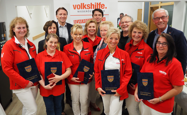 Bürgermeister Alexander Vojta überreichte Ehrungen der Stadtgemeinde Gerasdorf bei Wien an langjährige Mitarbeiterinnen der Volkshilfe.