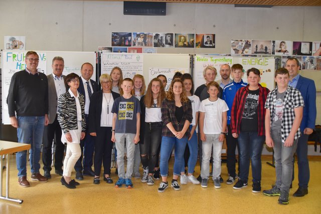 Markus Bischofer, Bgm Alpbach, Rudolf Puecher, Bgm Brixlegg, Elisabeth Bachler, Direktorin NMS Brixlegg, LHStv Josef Geisler, Karin Friedrich Vizebgm Kramsach, die Schüler der NMS Brixlegg, Rainer Unger, Modellregionsmanager KEM Nachhaltiges Alpbachtal und Bruno Oberhuber, GF Energie Tirol, freuen sich über den gelungenen Start in die Aktionstage Energie.