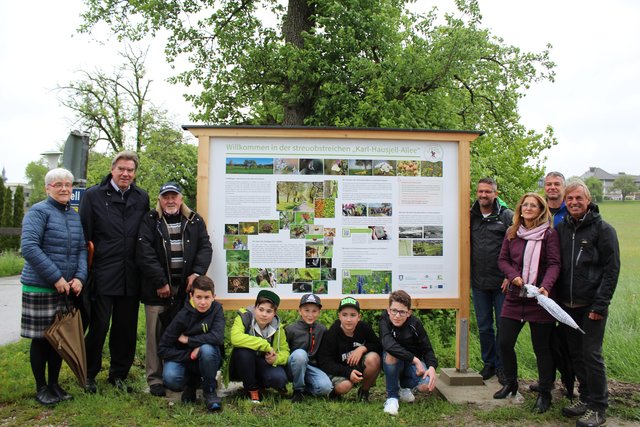 Direktorin Brigitte Palfinger, Hans Schinkowitsch, Bürgermeister Gerhard Gründl, Naturpark-Geschäftsführer Clemens Schnaitl, Ursula Englbrecht, Joachim Felgitscher und Leader-Manager Leo Gander (v.l.) mit den Schülern.