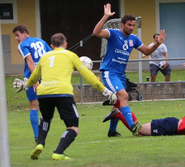 Drei Spiele ohne Sieg: Spielertrainer Matej Miljatovic (4) und St. Peter.