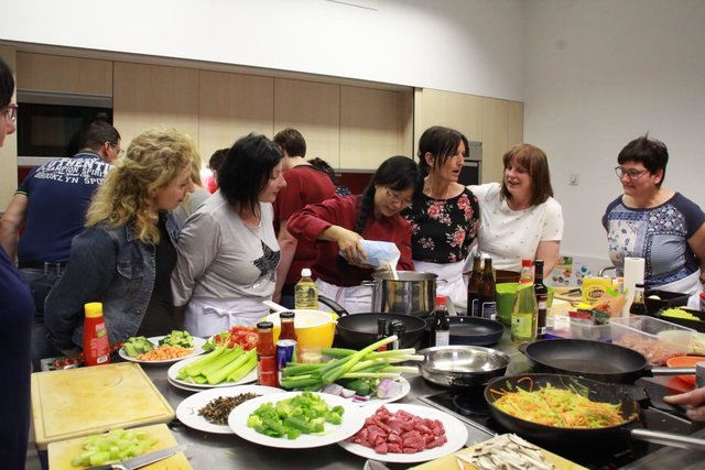 Das Kochen kommt nicht zu kurz. Den Mitarbeitern werden Kochkurse angeboten, welche auch genutzt werden.