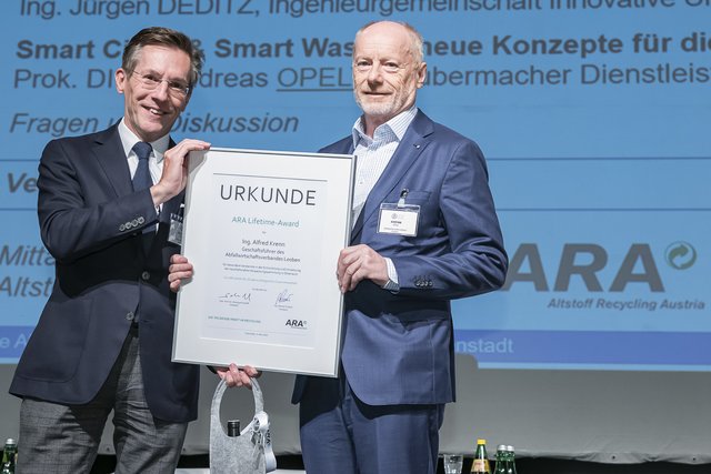 Alfred Krenn (re.) bei der Überreichung der Auszeichnung durch den Vorstandsvorsitzenden der ARA Christoph Scharff.