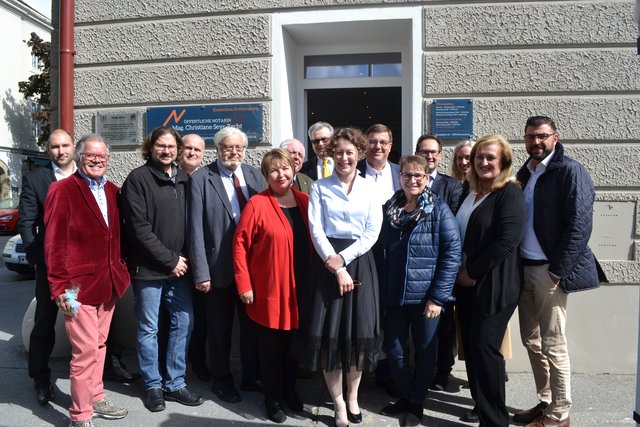 Eine Vielzahl an Gästen gratulierte Notarin Christiane Seyr-Recht zur Eröffnung ihrer neuen Kanzleiräume am Hauptplatz 15.