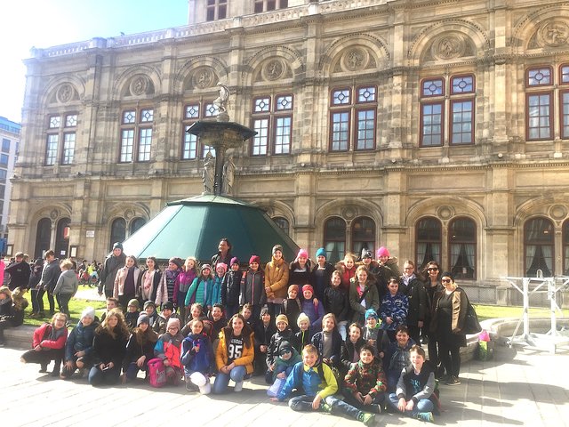 Die 1. Klassen der NMS Kitzbühel vor der Wiener Staatsoper.