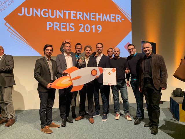Vertreter der Jungen Wirtschaft gratulierten den Gründern Mathias Maier und Lukas Krainz (Mitte) zu ihrem Erfolg.