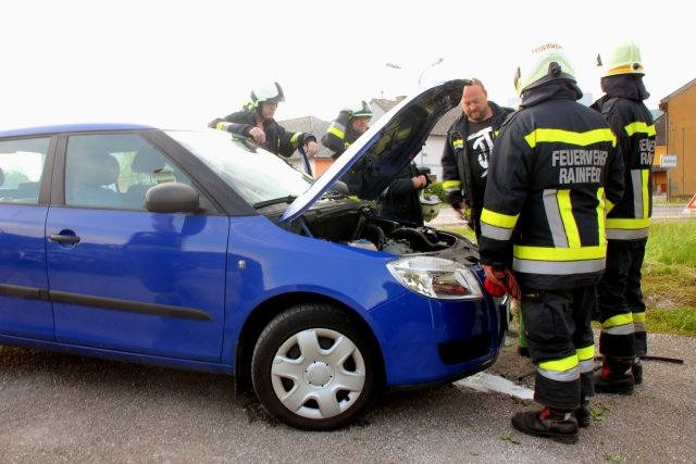 Rauch stieg anfangs aus dem Skoda auf.