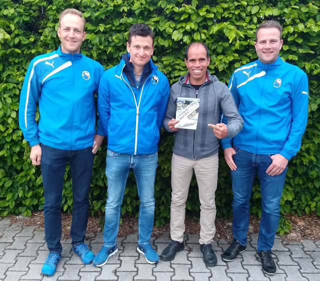"Schardenberg08"-Vorstand Andreas Kislinger, Hannes Buchinger (v. l.) und Christian Scherrer (r.) mit Mohamad Ahansal.
