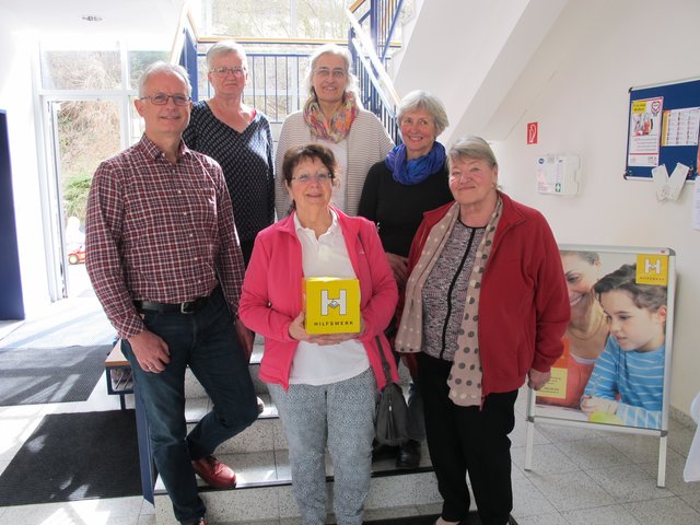 Bei der Gründungsversammlung: Vorsitzender Verein Hilfswerk Zwettl Werner Preiss, die engagierten ehrenamtlichen Besucherinnen Marianne Hofbauer, Maria Minihold, Rosina Stella und Renate Doppler, sowie die Leiterin des Besuchsdienstes Helga Kurz mit dem Würfel.