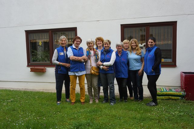 Als ersten Gast beim ersten Fürstenfelder Hospizcafé begüßten das Team des Hospizvereins Inge Hörmedinger. | Foto: WOCHE