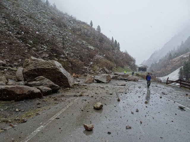 Brandgefährlich war der Feslsturz auf die Venter Straße | Foto: Land Tirol