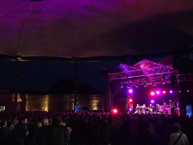 Am zweiten Abend rockte die "Spider Murphy Gang" die Festungsarena.  | Foto: Tiefenthaler