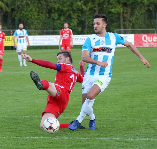 Mondsees Kapitän Florian Schmidt (l.) und seine Kollegen wollen sich auch im Friedburg so richtig reinhauen. Im Bild eine Szene aus dem Derby in Schwanenstadt.