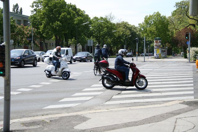 Grün für Radler und Abbieger, Rot für Fußgänger auf der Edelsinnstraße zur Schönbrunner Allee: Das kann gefährlich werden.