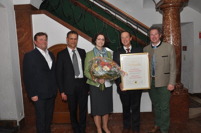 Von links: AR-Vorsitzender Ing. Franz Eder, Obmann Herbert Steger, Prok. MMMag. Dr. Anna Doblhofer-Bachleitner sowie der geehrte Geschäftsleiter Eduard Kendlbacher und Dir. Martin Huber.