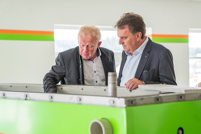 Geschäftsführer Johannes Rainer von Rain-o-Tec (links) erläutert Wirtschaftsbund-Landesgruppen-Obmann Wolfgang Ecker (rechts) die Funktionsweise seiner Wärmerückgewinnungsanlagen.