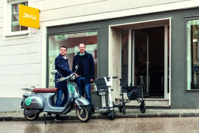 JW-Bezirksvorsitzender Andreas Höllinger (l.) freut sich mit emovatec-Gründer Klaus Gahleitner (r.) über die neue Verwendung der 3KW-Galerie-Räume.