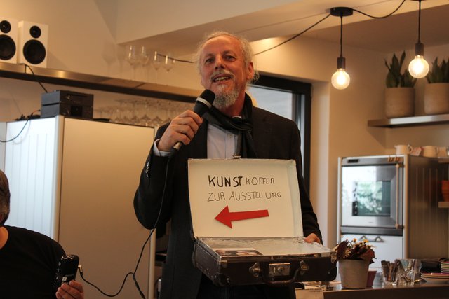 Walter Edtbauer, Lebenshilfe Grein, stellt das Projekt "Ich bin ein Reisender – Kunstkoffer" vor | Foto: Ulrike Plank