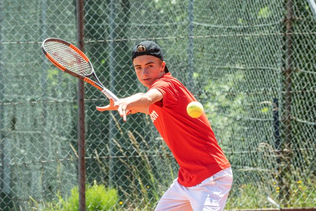 Der Tennissport erlebt in Österreich nicht zuletzt dank der Erfolge von Dominik Thiem wieder einen Aufschwung. So greifen neben dem Salzburger Nachwuchs-Aushängeschild Lukas Neumayer aus Radstadt wieder immer mehr Hobbysportler zum Tennisschläger.  | Foto: Lorenz Masser