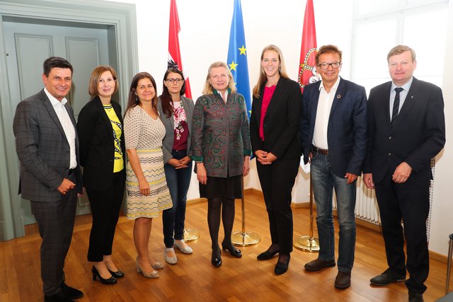 LandesintegrationsreferentInnenkonferenz in Salzburg: v.li. LR Christian Illedits (Burgenland), Tirols Integrationslandesrätin Gabriele Fischer, LRin Doris Kampus (Steiermark), LRin Sara Schaar (Kärnten), BMin Karin Kneissl, Gastgeberin LRin Andrea Klambauer (Salzburg), LR Rudolf Anschober (Oberösterreich) und LR Gottfried Waldhäusl (Niederösterreich).