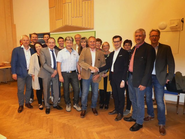 LAbg Bgm Stefan Hofer gratuliert GK Reinhard Tesch und seinem Vorstand zur Wahl.