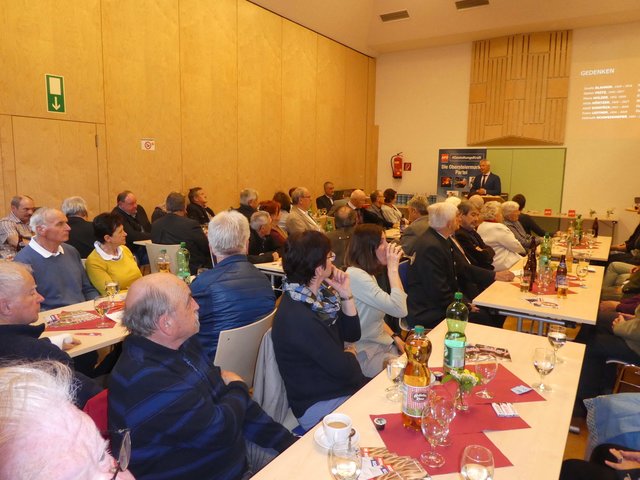 Jochen Graf bei seinen Berichten vor den zahlreich anwesenden Mitgliedern.