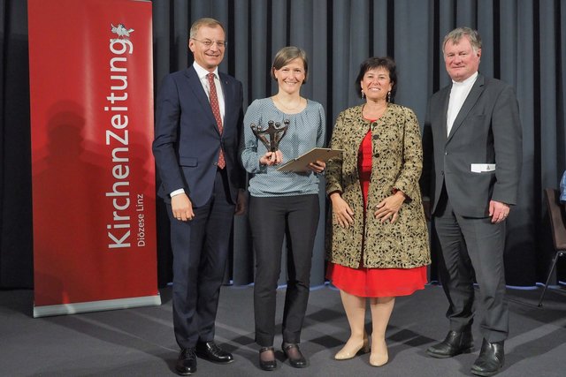 Christa Tatár (2.v.l.) mit Landeshauptmann Thomas Stelzer, Sozial-Landesrätin Birgit Gerstorfer und Bischof Manfred Scheuer (rechts).