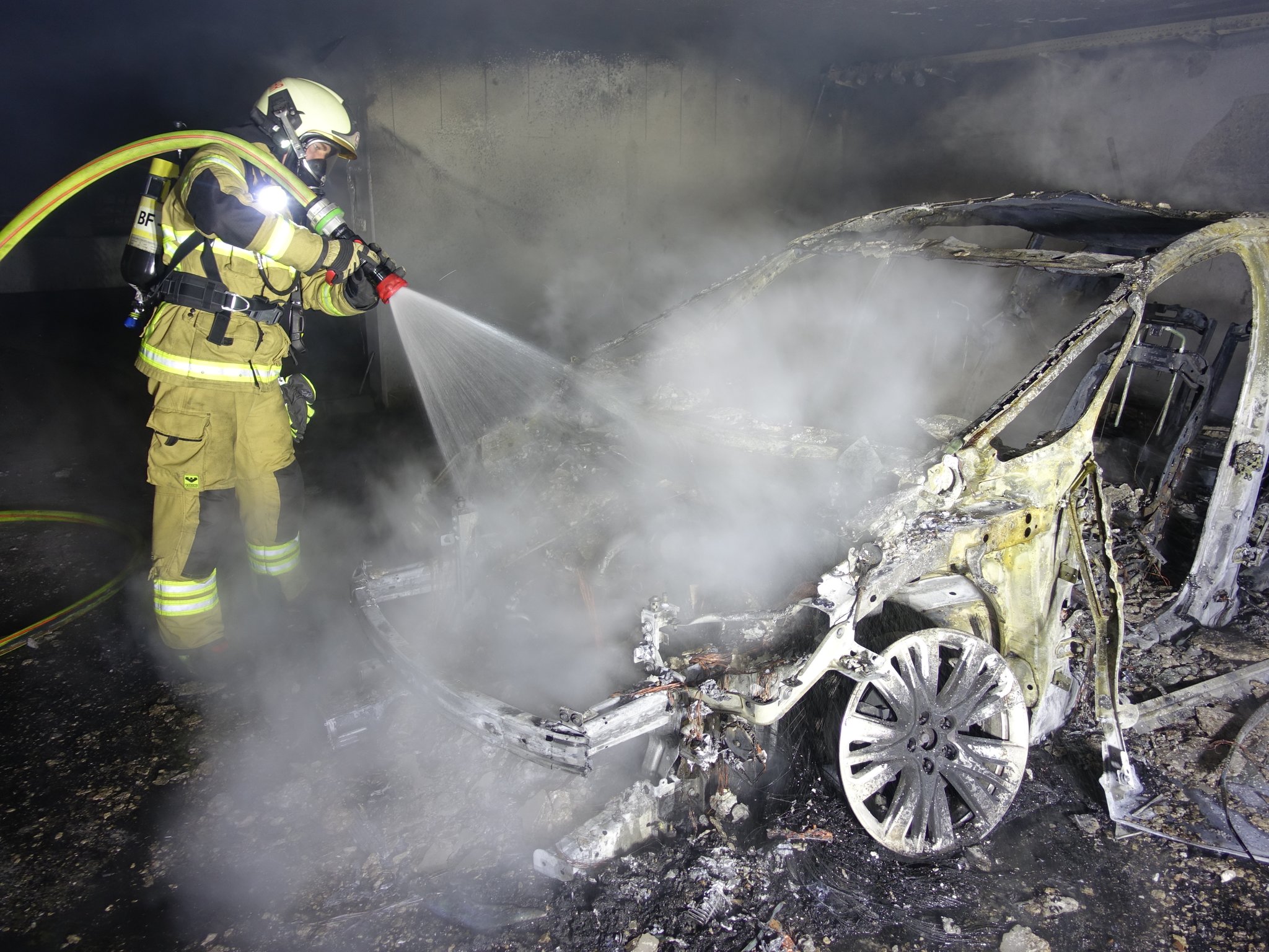 Brand in Tiefgarage Pkw brannte in Linzer Parkhaus völlig aus Linz Brand in Tiefgarage Pkw brannte in Linzer Parkhaus völlig aus Linz