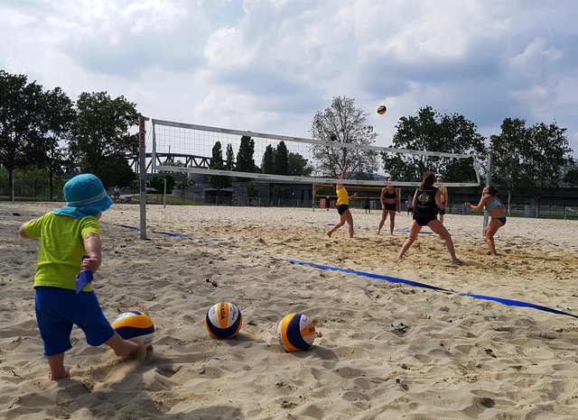 Verschiedene Kulturen, unterschiedliche Spielstärken und Groß und Klein finden sich bei den Beachvolleyball-Plätzen auf der Donauinsel ein.
