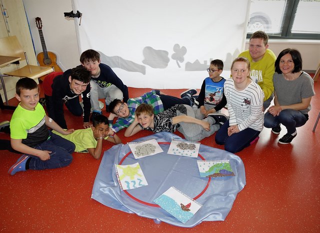 Der Wasserkreislauf – aufgearbeitet von: Gabriel, Matteo, Martin, André, Birgit, Mario; liegend: Martin, Aaron, Nico mit Lehrerin Barbara Callegari | Foto: Markus Kozubowski