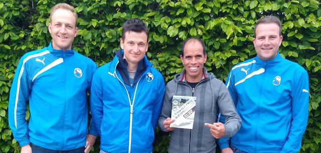 "Schardenberg08"-Vorstand Andreas Kislinger, Hannes Buchinger (v. l.) und Christian Scherrer (r.) mit Mohamad Ahansal.