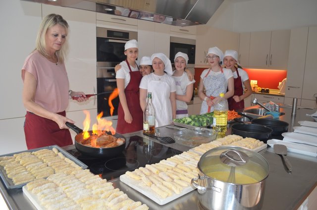 Lehrerin Claudia Auer mit Schülerinnen der 4a Klasse (Gruppe Barbara Wander)