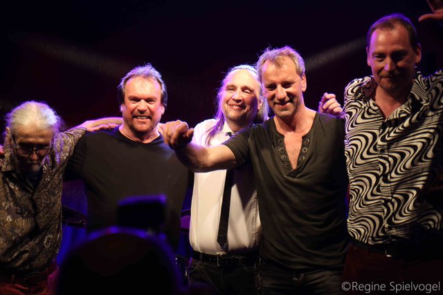 David Bowie, die Legende lebt - mit Georg Grubhofer am Keyboard, Günter Nemeskal- Gitarre, Sänger Chris Meyer,Ray Walter- Drums und Florian Feierfeil am Bass alias "The Glassspiders".