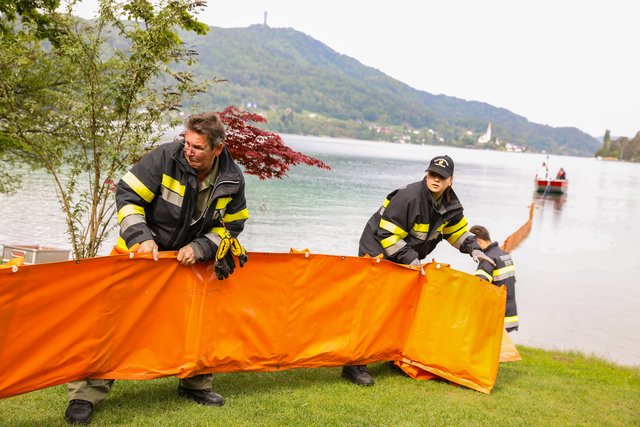 Bei einem Übungsszenario kamen Ölsperren zum Einsatz