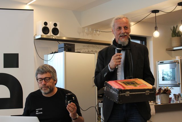 Walter Edtbauer, Lebenshilfe Grein, stellt das Projekt "Ich bin ein Reisender – Kunstkoffer" vor | Foto: Ulrike Plank