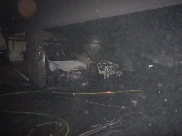 Nächtlicher Tiefgaragenbrand in Liesing - 4 PKWs komplett zerstört