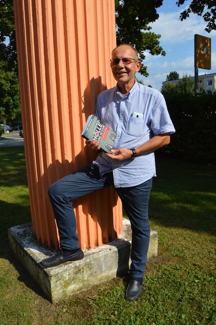 Karl Nessmann mit seinem Buch "Dreimal Hölle und retour"