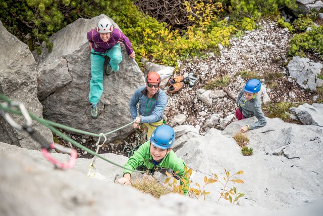 Bereits die Jüngsten sind beim PillerseeTaler Kletterfestival im Fels unterwegs.
