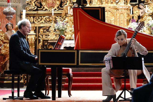 Der Cembalist Thomas Ragossnig und die Gitarristin Julia Malischnig spielten zu Ehren von Konrad Ragossnig in der Stiftskirche Millstatt