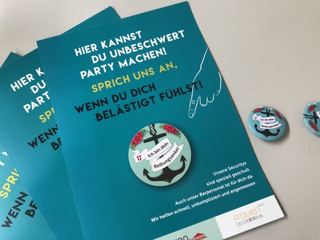 Der Aufkleber "Ich bin dein Rettungsanker" macht geschultes Securitypersonal sichtbar.