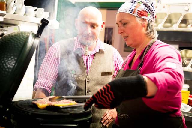 Der Grillmeister zeigt, wie es richtig funktioniert.