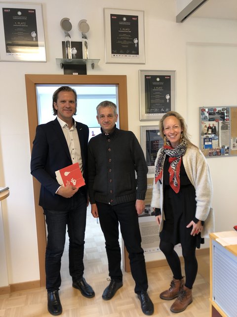 Besuch beim Unternehmen Innovation Service Network: Reinhard Willfort (Mitte) mit Viktor Larissegger und Christina Ulrich
