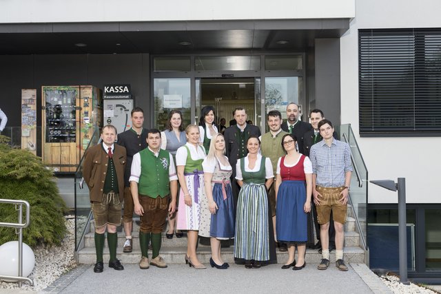 Landwirtschaftskammer-Direktor Werner Brugner, Patrick Niederl, Michael Neuhold, Christina Obendrauf, Stefanie Konrad, Kathrin Seidl, Katja Nell, Alois Kurzweil-Wesselowitsch, Silvia Bernhart, Thomas Kapper, Waltraud Scheucher, Dieter Frei, Leiter der Abteilung Bildung in der Landwirtschaftskammer, Franz Heuberger, Geschäftsführer LFA Steiermark, und Bernhard Hakl (v.l.); nicht am Bild: Christian Gartner. | Foto: LFA, Martin Meieregger