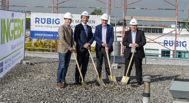 Robert Stürzlinger (Ingeba), Robert Horvath, Günter Rübig und Harald Plöckinger (GF Rübig Gruppe) beim Spatenstich.